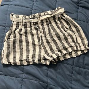 Shorts with Belt. Wrinkled-Look.